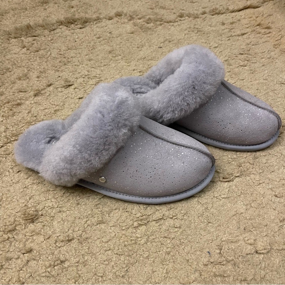 🎉HP🎉 BNWOT Ugg Women’s Scuffette II Metallic Spots
